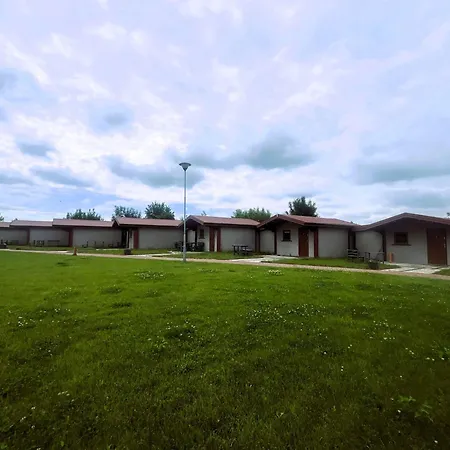 Dobre Miejsce- Letniskowe Nad Stawem Lodge Sianow