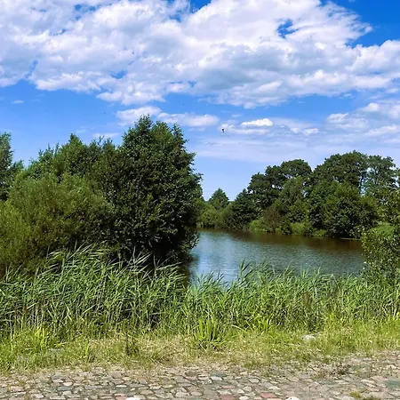 Dobre Miejsce- Letniskowe Nad Stawem Lodge Sianow